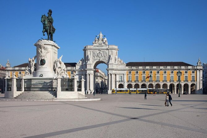 2 Hour Lisbon Sunset and Wine Sailing Tour - Wine, conversation, and the feel on board