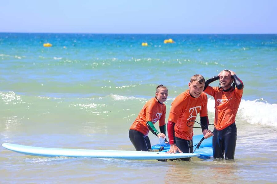 Albufeira: Beginner Surf Lesson - Timing, languages, and flexible booking
