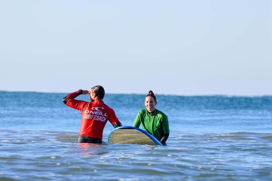 Albufeira: Beginner Surf Lesson - Starting at the yellow-logo surf school