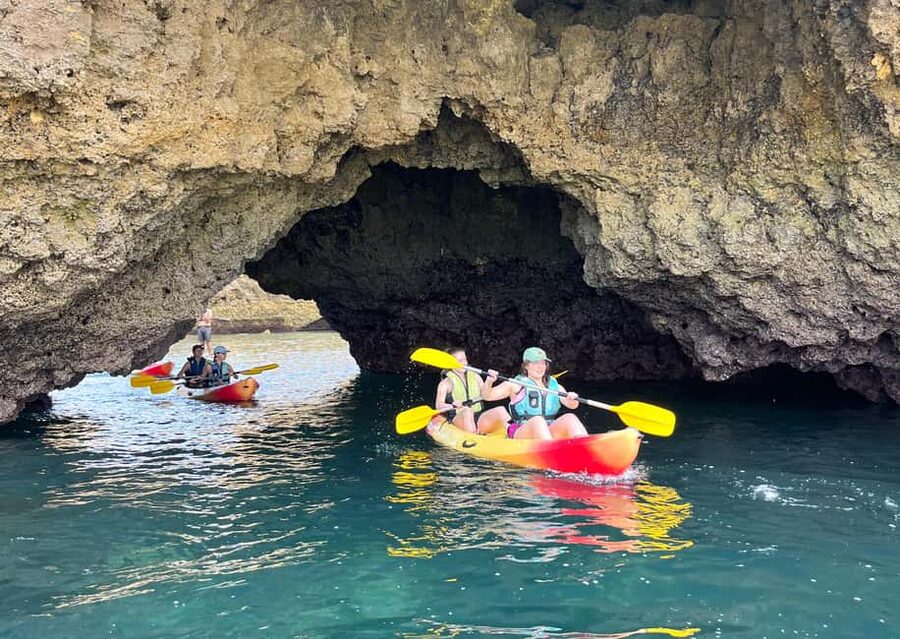 Albufeira: Caves and Cliffs Kayaking Tour - Finding the kiosk at Praia do Castelo