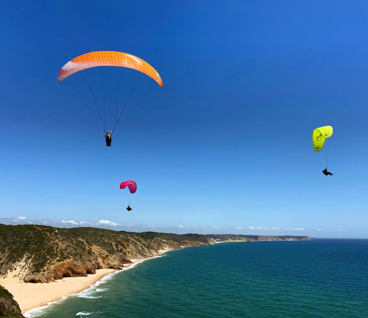 Algarve Coast: Paragliding Experience - Landing with help close by