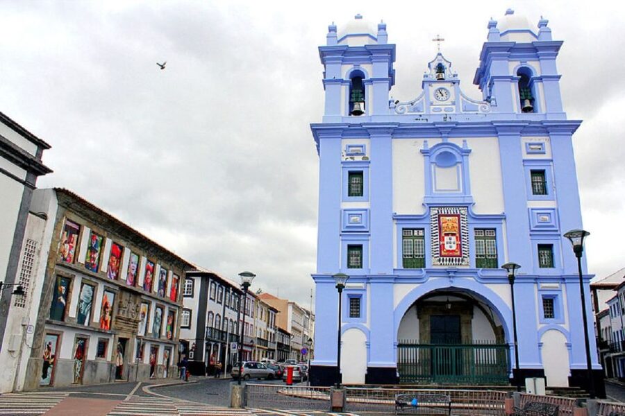 Angra do Heroísmo: Walking Tour with Local Pastry and Coffee - Inside the Capitães Generais Palace