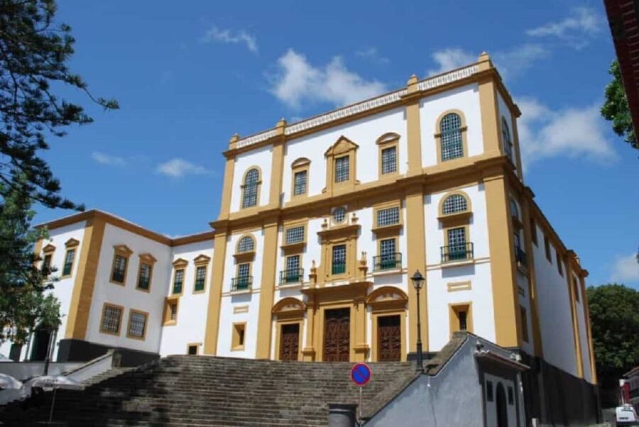 Angra do Heroísmo: Walking Tour with Local Pastry and Coffee - Paços do Concelho and the Sé Cathedral