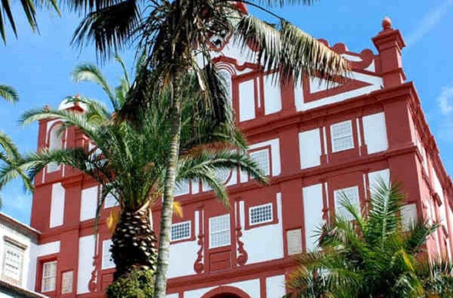 Angra do Heroísmo: Walking Tour with Local Pastry and Coffee - Coffee and a Dona Amélia pastry