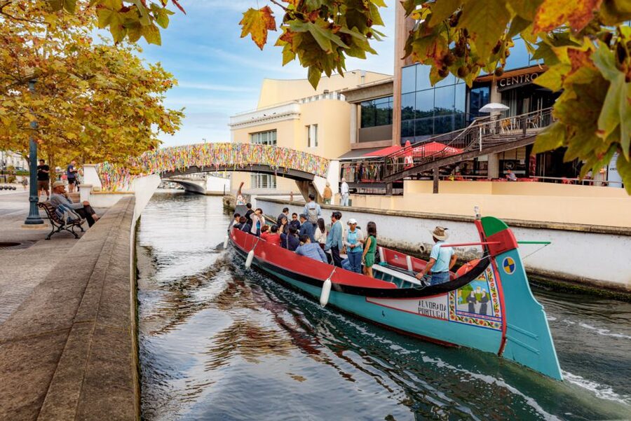 Aveiro: Scenic Guided Boat Tour - Meeting at Café A Barrica