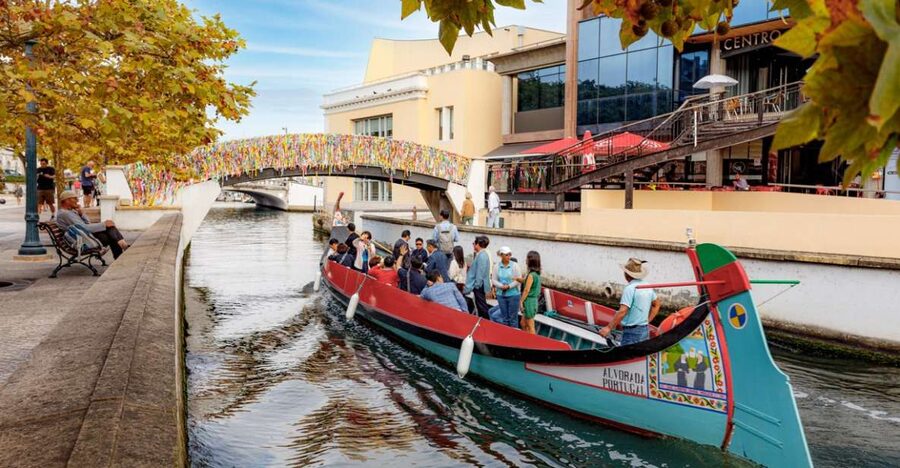 Aveiro: Scenic Guided Boat Tour - Weather, Seating, and What to Bring