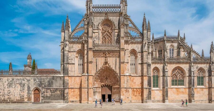 Batalha Monastery Entrance Ticket - Entering the church and looking into the nave