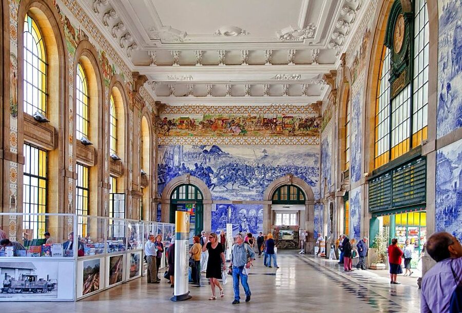 Best of Porto Guided Tour: Cruise & Wine Tasting - São Bento Station and its blue tile panels