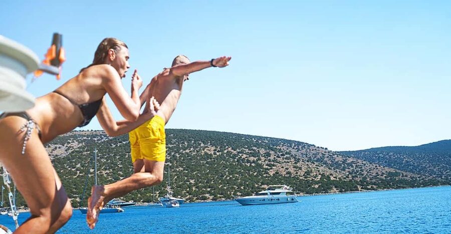 Boat Party to the Beach with Swimming Stops, DJ and Open Bar - Practical tips for a better afternoon