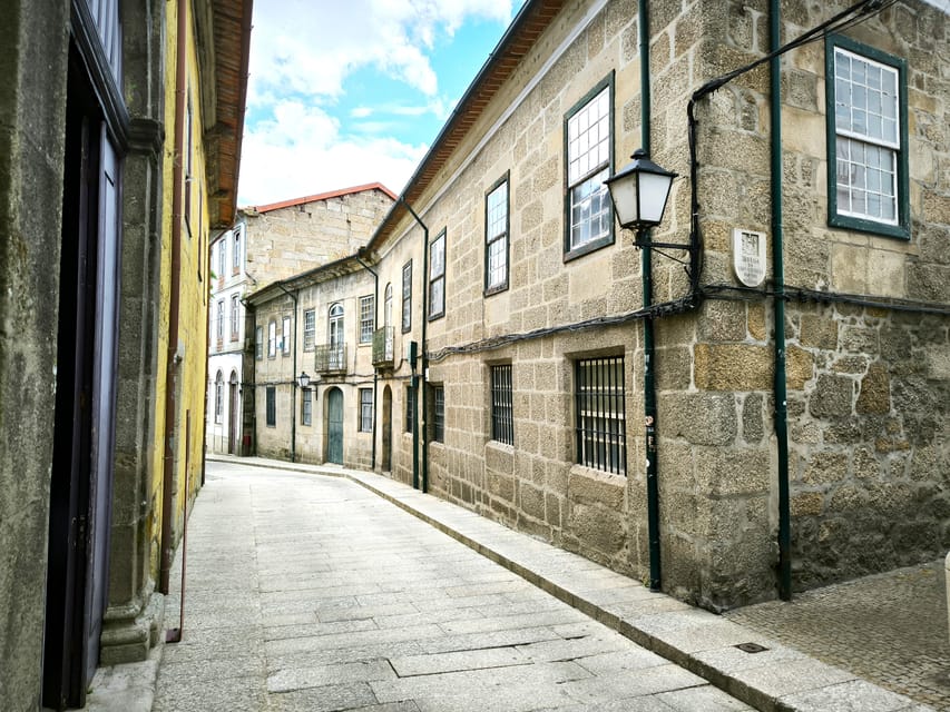 Braga & Guimarães Tour: Small Historical Group Tour - A traditional lunch with Vinho Verde