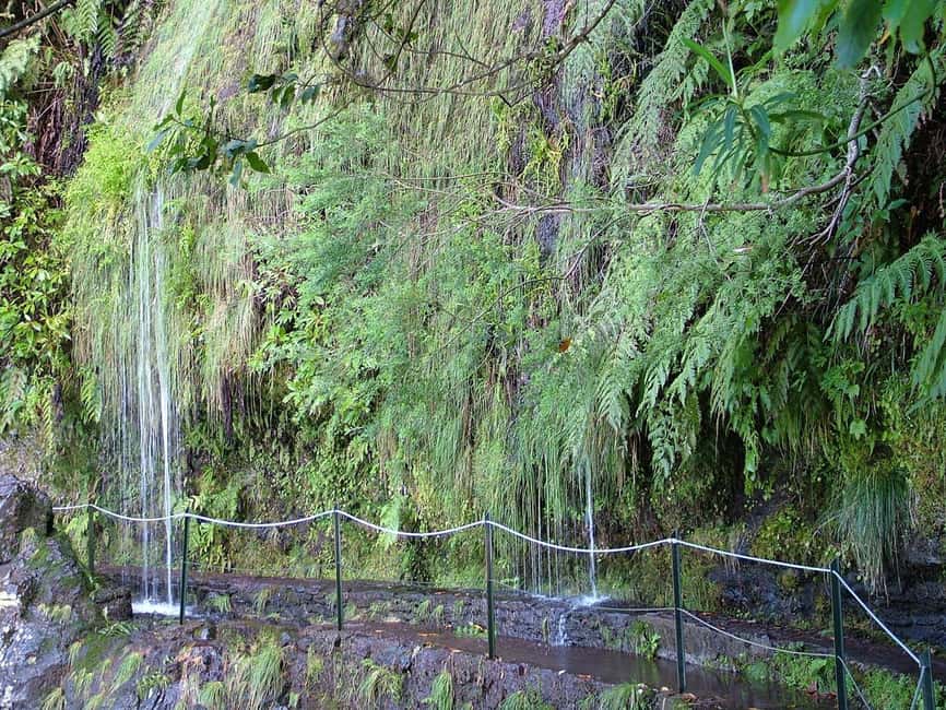 Caldeirão Verde: Queimadas PR9 Transfer and Self-Guided Hike - Tunnels, narrow ledges, and the real level of difficulty