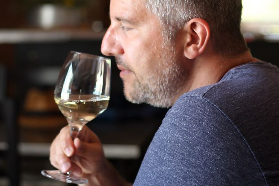Carvoeiro/Portimão/Alvor: Wine Tour w/ Tasting, Tapas, Music - The 20-minute shop stop