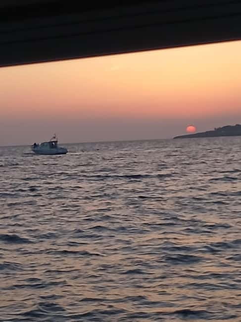Cascais: Sunset Boat Trip with Welcome Drinks - Drinks, snacks, and the practical comfort factor