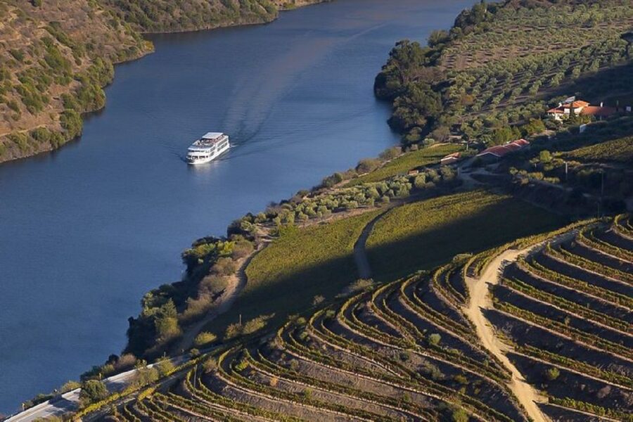 Day Cruise from Porto to Pinhão with Breakfast and Lunch - Boarding in Ribeira and settling in