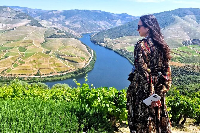 Douro Valley-Expert Guide-Boat-Lunch-Tastings-Offer wine bottle - Leaving Porto for the Douro Valley