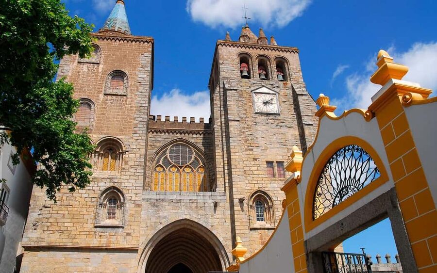 Évora: Private tour with entrance tickets to main monuments - Pace, walking, and practical comfort