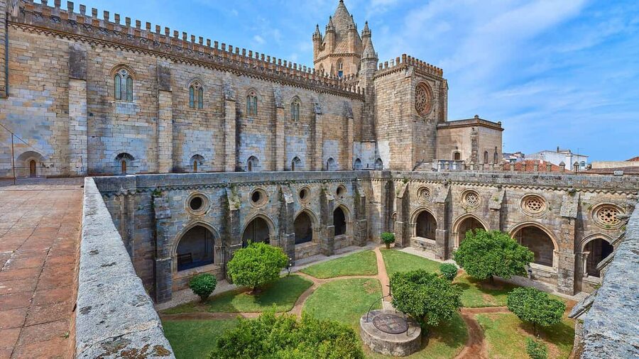 Évora: Private tour with entrance tickets to main monuments - Who should book this private walk?