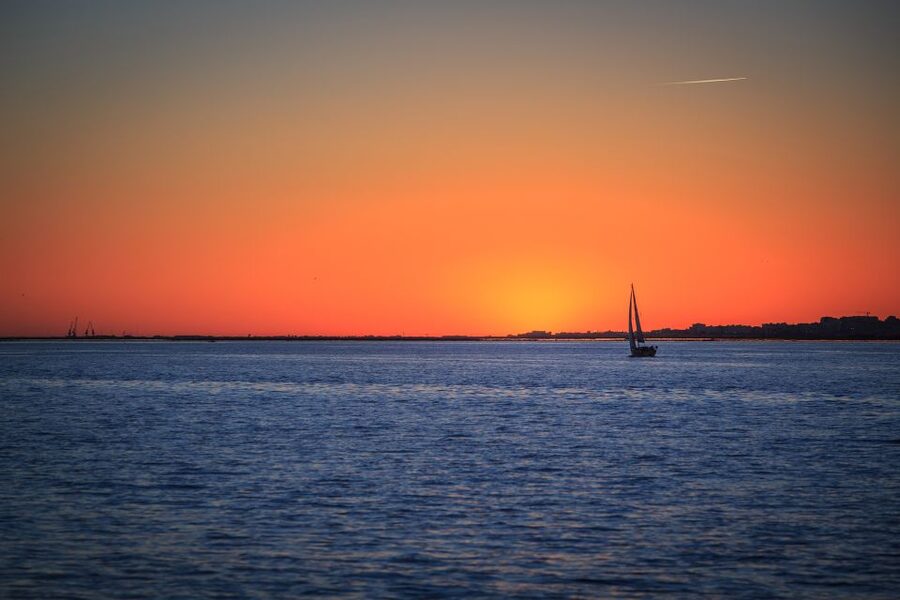 Faro: Ria Formosa Guided Sunset Tour by Catamaran - Guides, languages, and the human touch