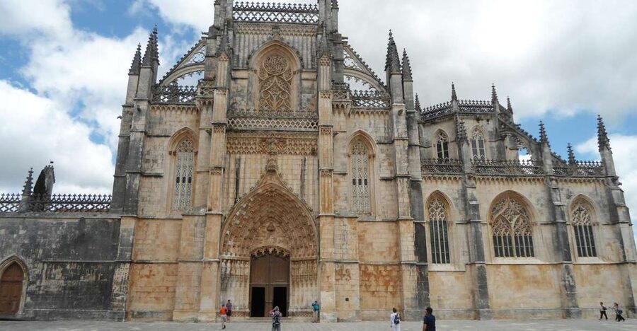 Fátima, Batalha, Alcobaça, Nazaré and Óbidos Private Tour - Batalha Monastery and the story of Aljubarrota