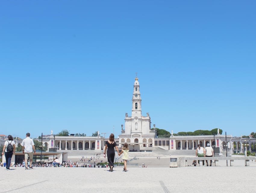 Fátima: Sanctuary and Aljustrel Village, Private Guided Tour - Two basilicas, two very different experiences