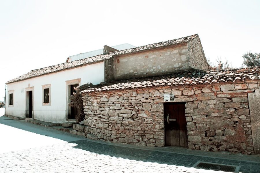 Fátima: Sanctuary and Aljustrel Village, Private Guided Tour - What the private guide adds