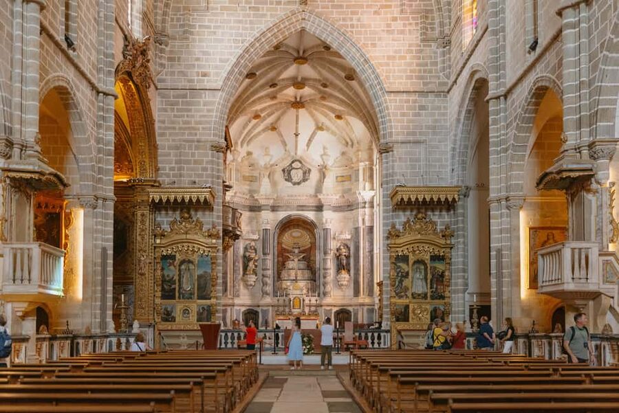 From Lisbon: Évora and Monsaraz Day Tour with Wine Tasting - Should you book this Évora and Monsaraz tour?
