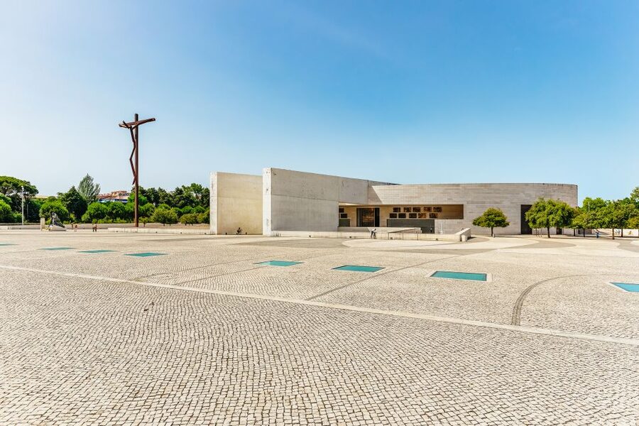 From Lisbon: Fatima Batalha Nazaré & Óbidos Small-Group Tour - What the guides add to the experience