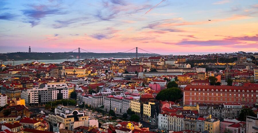 From Lisbon: Private Transfer to Porto with City Stops - Nazaré: sea views, sand, and a welcome lunch