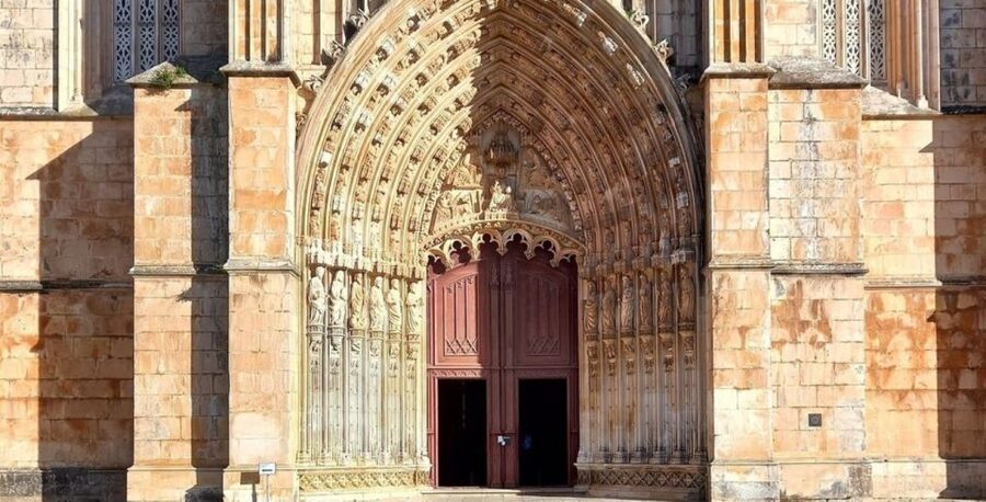 From Lisbon: Tour to Fátima, Batalha, Nazaré and Óbidos - A full day in a comfortable van