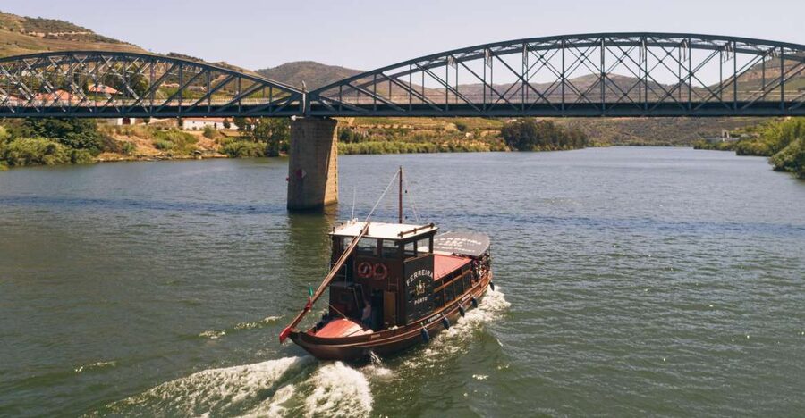 From Pinhão: Douro Valley Rabelo Boat Tour with Audio Guide - Passing Ventozelo and the Douro’s wine estates