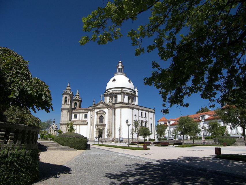 From Porto: Braga and Guimarães Full-Day Trip with Lunch - Guimarães Castle and the medieval center