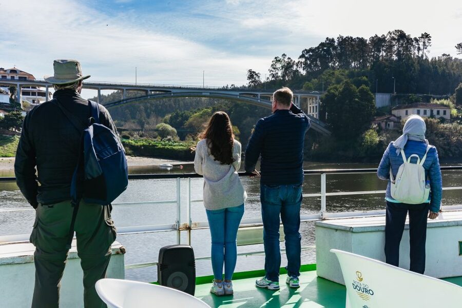 From Porto: Douro River Cruise to Régua with Lunch - Lunch with Douro views