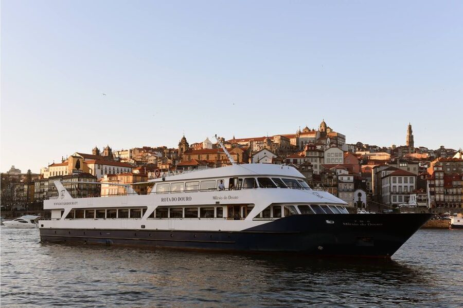 From Porto: Régua to Porto River Cruise with Lunch on Board - Six hours through the Douro Valley
