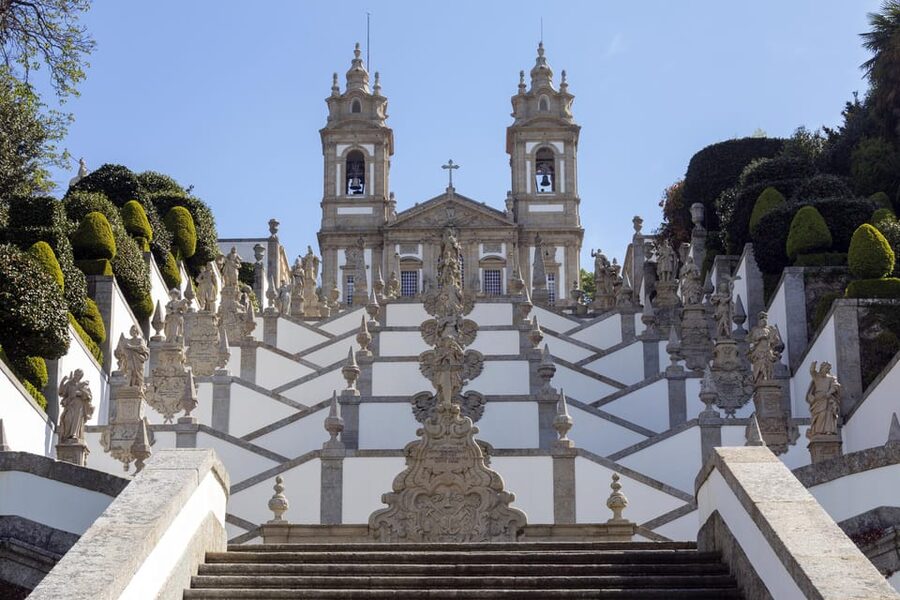 From Porto: Viana do Castelo, Braga and Guimarães Day Tour - Meeting in Porto and settling into the coach