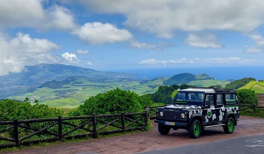 Full Day Sete Cidades + Lagoa do Fogo - Entering the Sete Cidades caldera by rough track