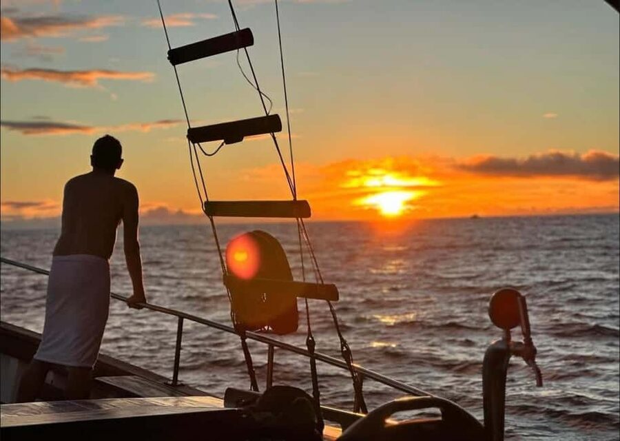 Funchal: Sunset Tour on Traditional Madeiran Boat w/ Drinks - Cabo Girão and the swimming stop
