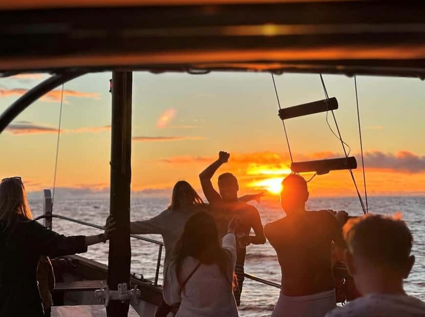 Funchal: Sunset Tour on Traditional Madeiran Boat w/ Drinks - What the $56 price includes
