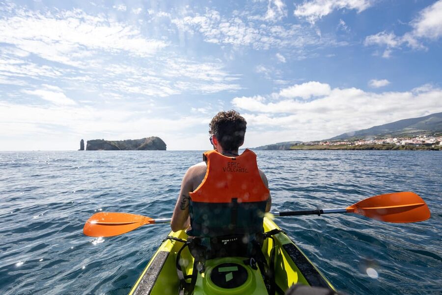 Kayak Guided Tour: Vila Franca do Campo Islet - The first hour: paddling across the Atlantic
