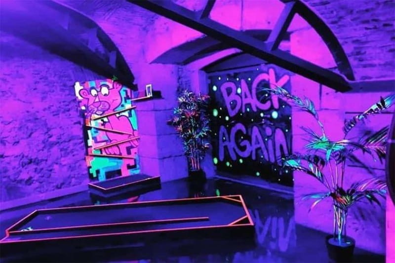 Lisbon: 18-Hole Indoor Minigolf Ticket with Bar Area - Moving into the UV neon section