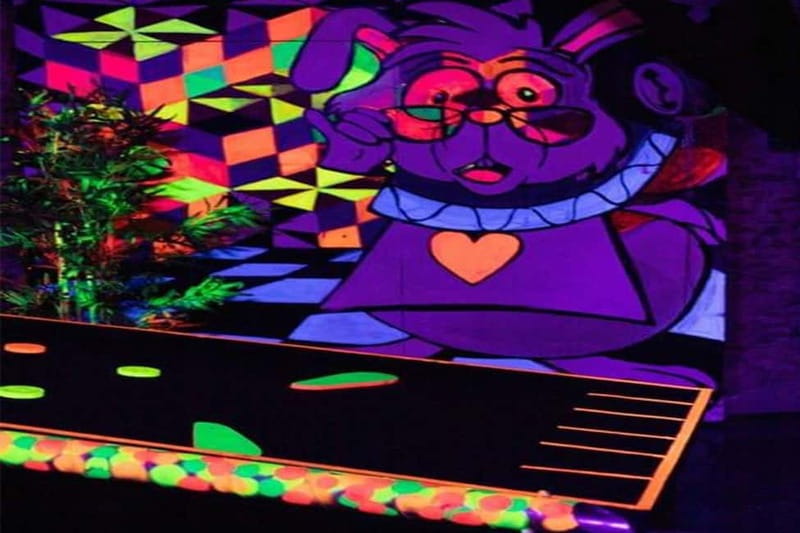 Lisbon: 18-Hole Indoor Minigolf Ticket with Bar Area - Starting with the natural light course