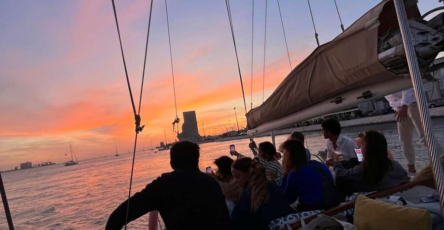Lisbon: 2H Sunset Boat Cruise Tour with Drinks - Key points to know before boarding