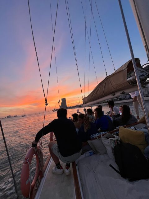 Lisbon: 2H Sunset Boat Cruise Tour with Drinks - Alfama from the water