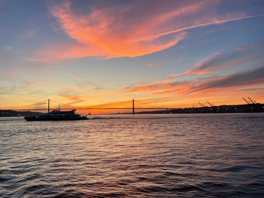 Lisbon: 2H Sunset Boat Cruise Tour with Drinks - Cristo Rei and the south bank