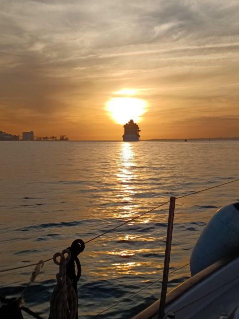 Lisbon: 2H Sunset Boat Cruise Tour with Drinks - Passing beneath the 25th of April Bridge