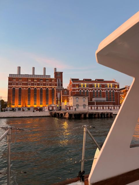 Lisbon: 2H Sunset Boat Cruise Tour with Drinks - Belém Tower and the Monument to the Discoveries