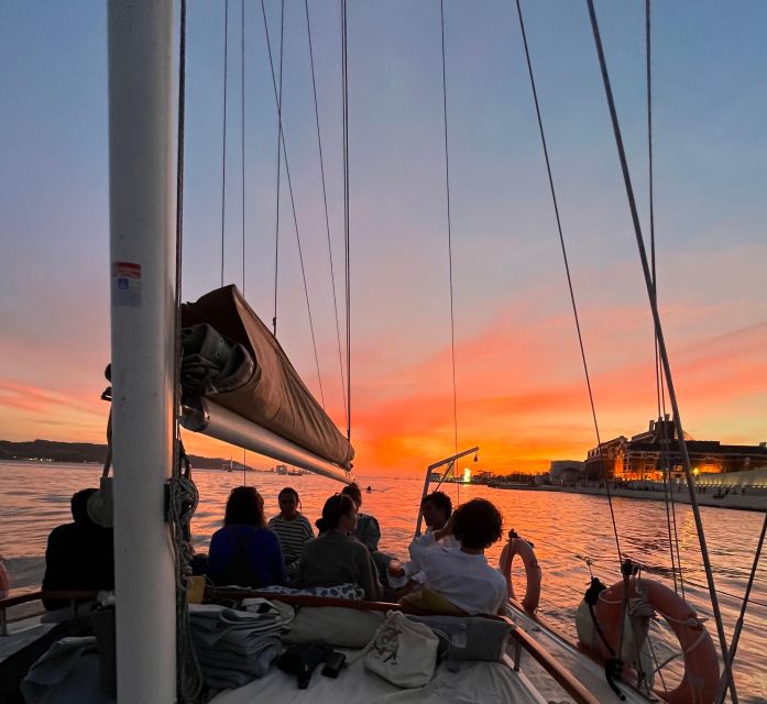 Lisbon: 2H Sunset Boat Cruise Tour with Drinks - Sunset, music, and the social side of the boat