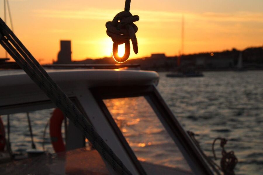 Lisbon: 2H Sunset Boat Cruise Tour with Drinks - Moscatel, wine, and three Portuguese bites