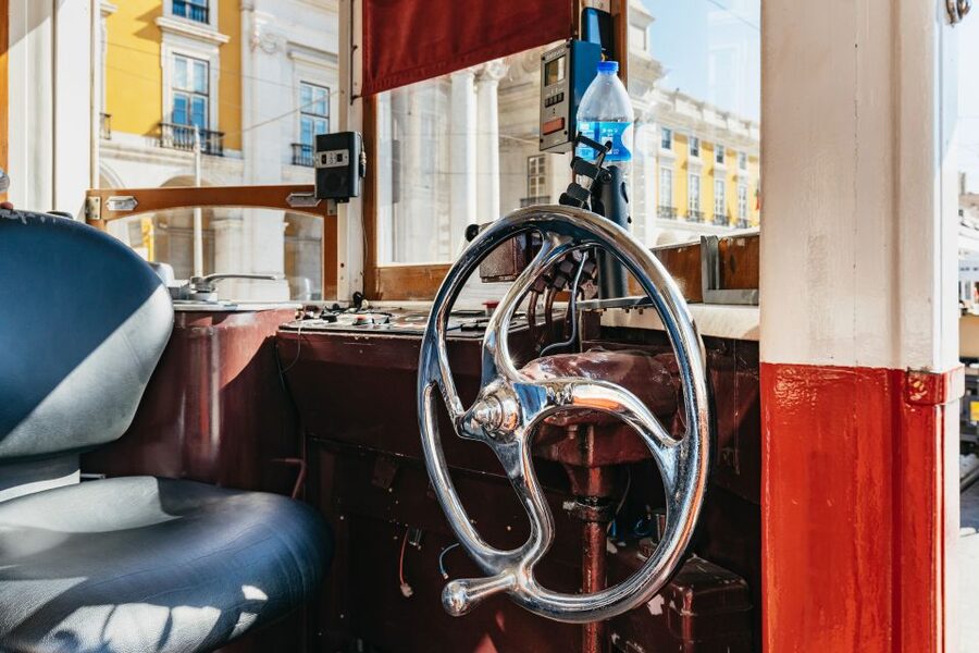 Lisbon: 72/96-Hour Hop-On Hop-Off Bus, Tram & Boat Ticket - The pink Modern route to Oriente