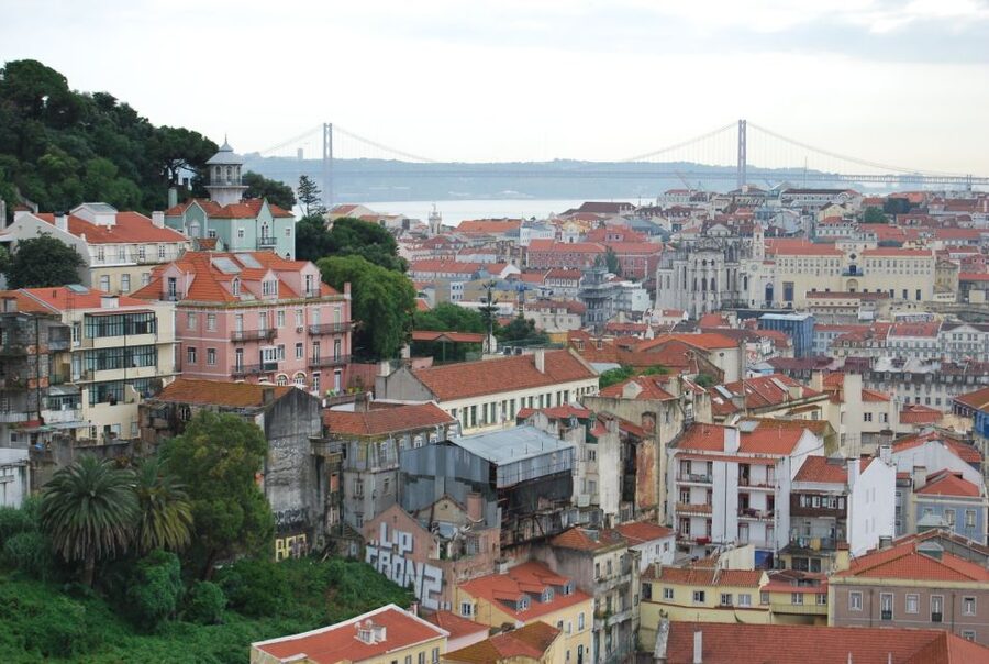 Lisbon: Alfama and São Jorge Castle Quarters Walking Tour - Key points at a glance