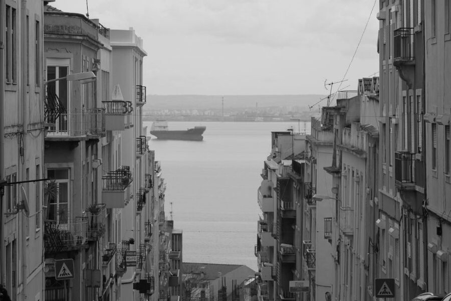 Lisbon: Alfama and São Jorge Castle Quarters Walking Tour - Alfama’s stairways, patios, and former Jewish Quarter